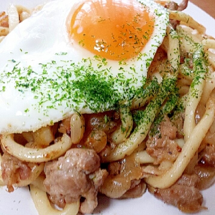 めだま焼きを乗せて*豚肉と新玉ねぎの甘辛焼うどん*